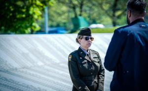 Foto: Privatni album / Komandantica NATO štaba u posjeti Memorijalnom centru Srebrenica